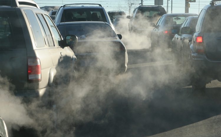  Qué problema puede tener tu auto según el color del humo que larga el escape